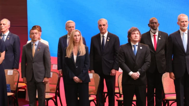 Abinader regresa a RD tras participar en toma de posesión del nuevo presidente de Colombia