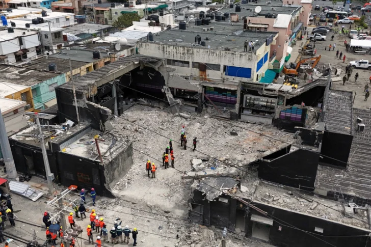 La fiscalía insistió en que existe base jurídica sólida para que el caso avance hacia un juicio de fondo, donde se determinaría la responsabilidad penal de los imputados por el colapso de la discoteca, ocurrido el 8 de abril de 2025, y que dejó decenas de víctimas entre muertos y heridos.