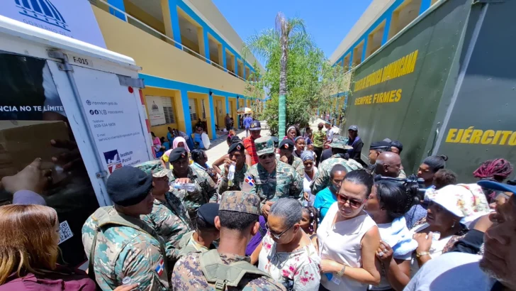 Jornada de asistencia social lleva servicios médicos y alimentos a residentes de San Juan