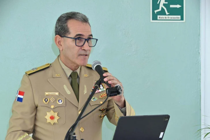 Ministro-de-Defensa-Diaz-Morfa-condecora-a-militares-Jefes-de-misiones-Embajada-EEUU-en-RD-12-728x485