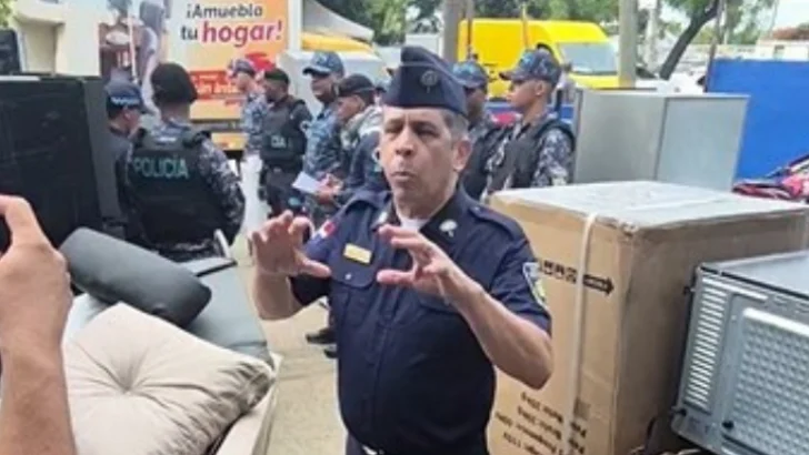 Policía Nacional asegura que sus agentes recuperaban mercancías y no participaban en saqueos en L&R Comercial