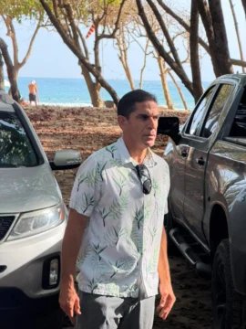 Escuelas de surf piden a Collado extender a Playa Encuentro su defensa del acceso con orden