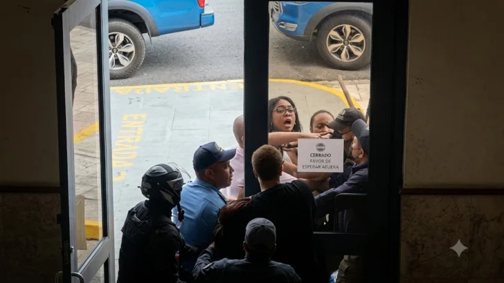 Familiares impiden que agentes del Dicrim retiren a un testigo del Palacio de Justicia de Ciudad Nueva