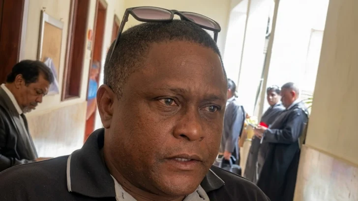 Juez impone garantía económica de RD$ 10 mil a hombre acusado de robar vehículo