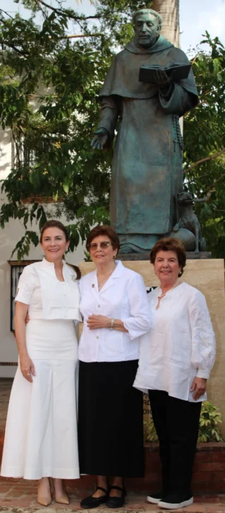 La iniciativa de erigir esta escultura nació de la hermana dominica Rosa Monique Peña, quien la concibió como un homenaje permanente al fundador de la Orden de Predicadores y a la huella que su nombre ha dejado en la ciudad de Santo Domingo. 