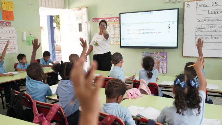 Ministerio de Educación asegura cobertura total de docentes para el año escolar 2026-2027