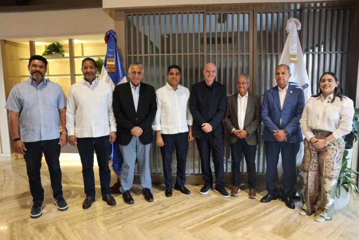 Kelvin Cruz recibe a presidentes de FIFA y Concacaf a su llegada a República Dominicana
