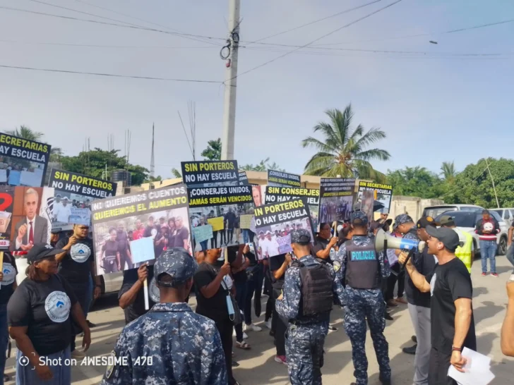 'Sin conserjes no hay escuela': protestas opacaron la apertura oficial del año lectivo