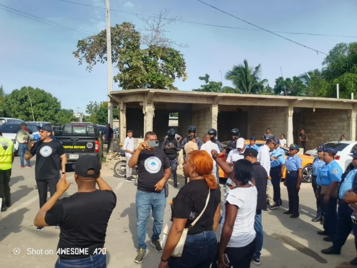 'Sin conserjes no hay escuela': protestas opacaron la apertura oficial del año lectivo