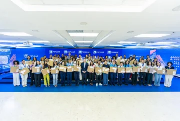 Casi 1,000 jóvenes dominicanos estudian gracias a Excelencia Popular, y el programa continúa