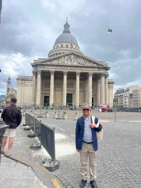 Ya al caer la tarde, tomamos un bus, y nos fuimos a la Basílica Sagrado Corazón (Sacre Coeur), donde también había estado en 2015, santuario construido entre  1875 y 1914, de estilo romano-bizantino. Este monumento religioso fue construido en piedras blancas traídas del Castillo Landon (Chateau-Landon)