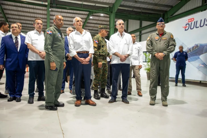 Abinader y Asfura recorren Base Aérea de San Isidro y conocen ensamblaje del avión TS-7 Dulus