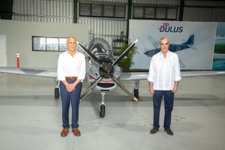 Abinader y Asfura recorren Base Aérea de San Isidro y conocen ensamblaje del avión TS-7 Dulus