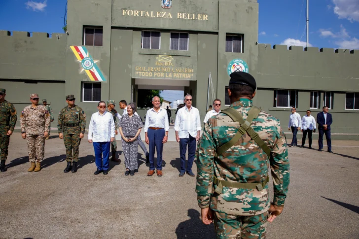 Asfura conoce sistema de vigilancia fronteriza de RD y plantea cooperación en seguridad e industria militar
