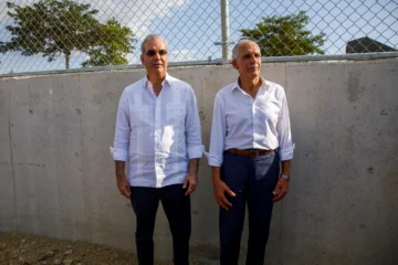 Asfura conoce sistema de vigilancia fronteriza de RD y plantea cooperación en seguridad e industria militar Asfura conoce sistema de vigilancia fronteriza de RD y plantea cooperación en seguridad e industria militar