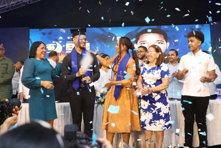 Alcaldesa Betty Gerónimo encabeza primera graduación municipal de Santo Domingo Norte