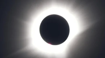 Mira en vivo el eclipse solar total en España, un fenómeno único en más de un siglo