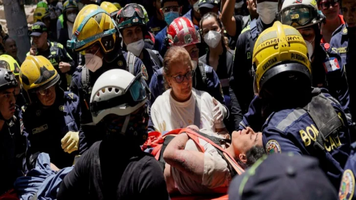 Los equipos de rescate en Colombia buscan sobrevivientes tras el potente terremoto que dejó al menos 181 muertos y más de 2.500 heridos