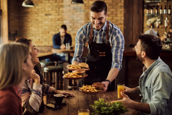 Restaurantes reportan hasta 20 % menos clientes por alza de precios, pero mantienen facturación