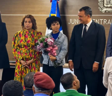 La JCE entregó la cédula tres millones y advierte: desde abril de 2027 el 'documento viejo' quedará inhabilitado La JCE entregó la cédula tres millones y advierte: desde abril de 2027 el 'documento viejo' quedará inhabilitado