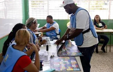 Organizaciones de la sociedad civil y analistas electorales han advertido que el sistema dominicano combina financiamiento público generoso, partidos débiles, controles insuficientes y una rendición de cuentas que no siempre permite saber si el dinero fortalece la democracia o simplemente sostiene maquinarias electorales de bajo rendimiento.