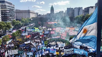Científicos argentinos marchan contra los recortes de Milei Científicos argentinos marchan contra los recortes de Milei