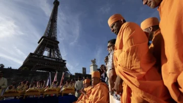 Reapertura de la Torre Eiffel tras una huelga por discriminación del personal femenino