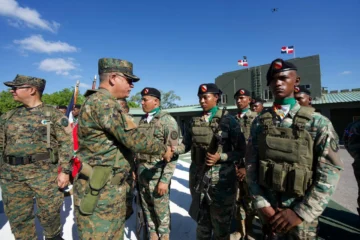 República Dominicana construye nueva verja en frontera con Haití para frenar el contabando República Dominicana construye nueva verja en frontera con Haití para frenar el contabando