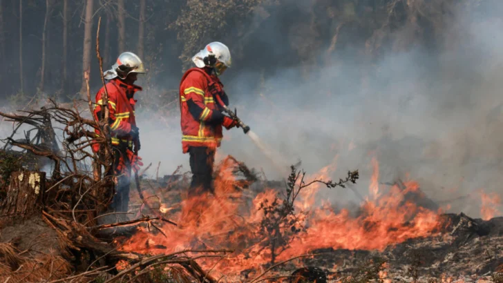 Francia: Los bomberos, agotados por incendios históricos y la falta de recursos, se ponen de huelga