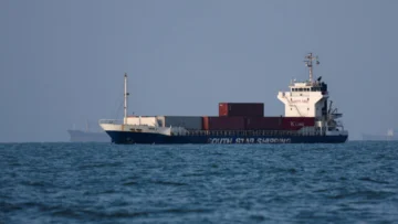 En directo: un petrolero es alcanzado en Ormuz; el crudo sigue al alza por la tensión entre EE. UU. e Irán