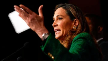 Congresista republicana María Elvira Salazar advierte a Trump que los votantes hispanos se sienten traicionados