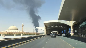 En directo: humo y fuego cerca del aeropuerto de Riad, luego de alertas aéreas en Arabia Saudita