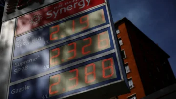 Francia amplía ayudas a los conductores ante el aumento récord del carburante