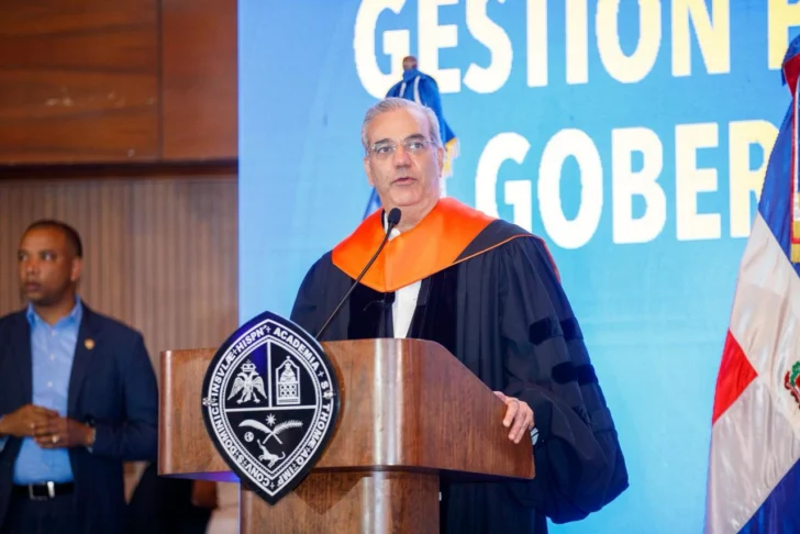 Presidente Abinader llama a servidores públicos graduados a ejercer con ética y transparencia Presidente Abinader llama a servidores públicos graduados a ejercer con ética y transparencia