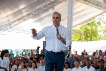 Gobierno entrega 1,750 títulos de propiedad en Los Alcarrizos y ahorra RD$ 221 millones a familias Gobierno entrega 1,750 títulos de propiedad en Los Alcarrizos y ahorra RD$ 221 millones a familias