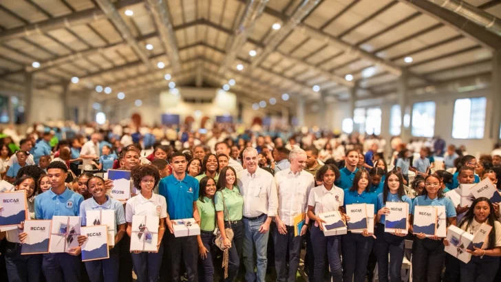 Abinader conversa con 450 estudiantes y jóvenes de San Cristóbal y anuncia hospital traumatológico para el 6 de noviembre