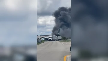 Avión de carga de Amazon se estrella tras salirse de la pista en aeropuerto de Miami