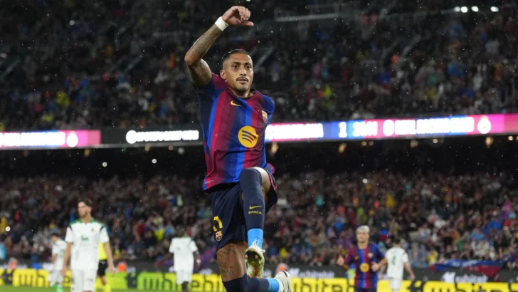 El Barça se divierte bajo la lluvia y golea con 7 al Racing para afianzase como líder El Barça se divierte bajo la lluvia y golea con 7 al Racing para afianzase como líder