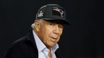 Quién es Robert Kraft, el multimillonario en el centro de la polémica por la gira de Ed Sheeran