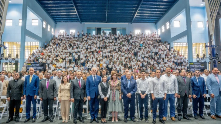 MESCyT inicia entrega de 10,000 becas a estudiantes de distintas provincias MESCyT inicia entrega de 10,000 becas a estudiantes de distintas provincias