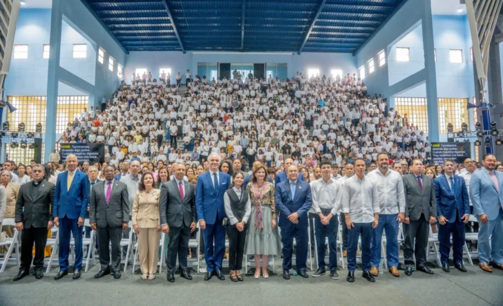 MESCyT inicia entrega de 10,000 becas a estudiantes de distintas provincias