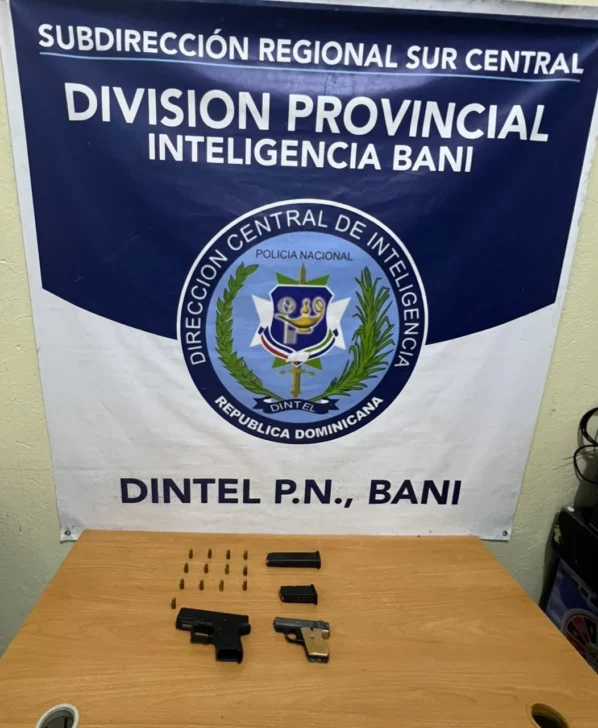 Policía apresa a cuatro personas y ocupa armas y presuntas drogas en Peravia y San Cristóbal