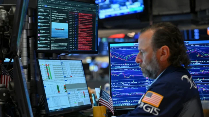 Wall Street cierra a la baja en medio de subida del rendimiento de los bonos