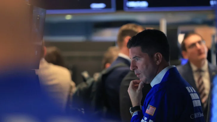 Wall Street cierra al alza, impulsada por respiro en precios del petróleo