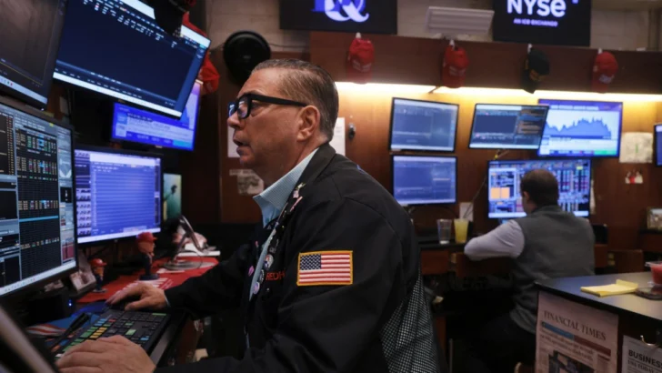 Wall Street cierra en rojo arrastrado por barril de petróleo que supera los 100 dólares