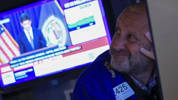 Wall Street cierra en alza por firmeza de la Fed sobre inflación en EEUU