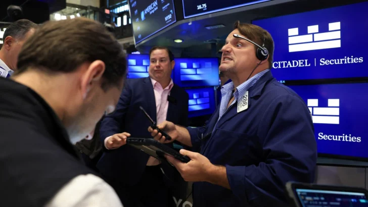 Wall Street cierra en rojo y el Dow baja un 1,2 % tras la subida de tipos de la Fed