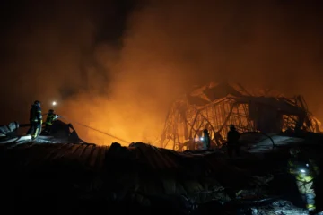 Dos muertos y una refinería alcanzada en ataque con drones contra Moscú