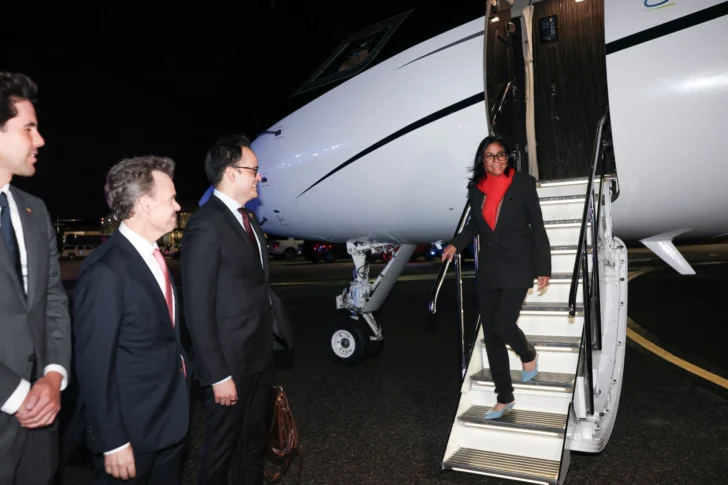  Delcy Rodríguez (derecha), a su llegada al aeropuerto de Teterboro, en Teterboro (Nueva Jersey), para participar en el 81.º periodo de sesiones de la Asamblea General de las Naciones Unidas. La líder interina de Venezuela, Delcy Rodríguez, llegó a Estados Unidos para asistir a la Asamblea General de las Naciones Unidas, según informó en una publicación en redes sociales el 21 de septiembre de 2026. (Foto facilitada por la Presidencia de Venezuela / AFP)