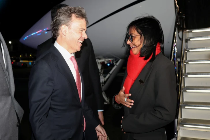 Delcy Rodríguez con el jefe de la misión diplomática de Estados Unidos en Venezuela, John Barrett, a su llegada al aeropuerto de Teterboro, en Teterboro (Nueva Jersey). (Foto facilitada / Presidencia de Venezuela / AFP) Delcy Rodríguez con el jefe de la misión diplomática de Estados Unidos en Venezuela, John Barrett, a su llegada al aeropuerto de Teterboro, en Teterboro (Nueva Jersey). (Foto facilitada / Presidencia de Venezuela / AFP)